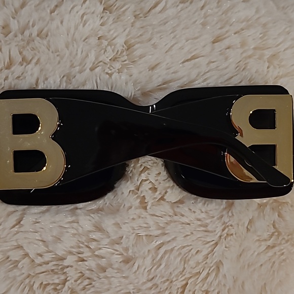 Oversized Sunglasses 😎 ✨️ - Picture 3 of 8